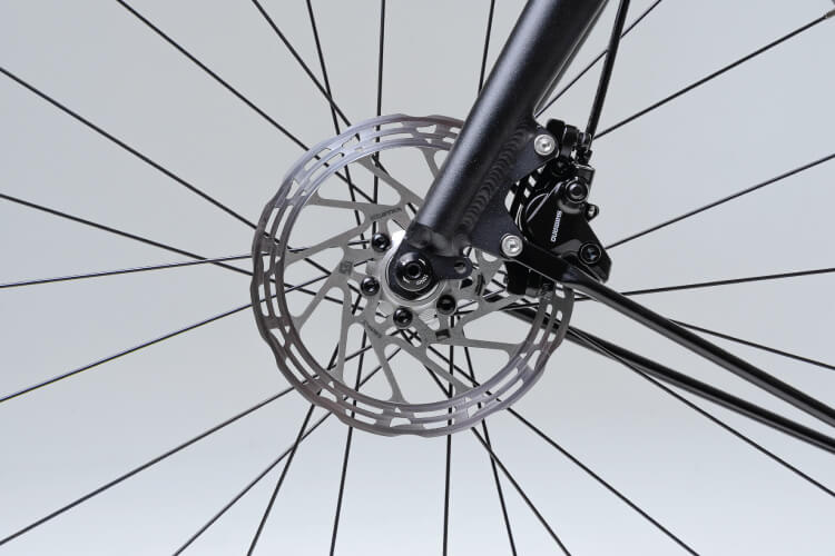 Hydraulické brzdy Shimano, pláště Schwalbe.